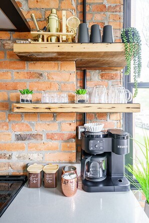 Exclusive House, Non Smoking, Pets allowed | Coffee and/or coffee maker - Jungle House Downtown Columbus – Modern Boutique Suites (Columbus)