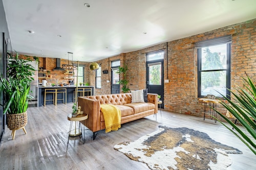 Jungle House Downtown Columbus – Modern Boutique Suites