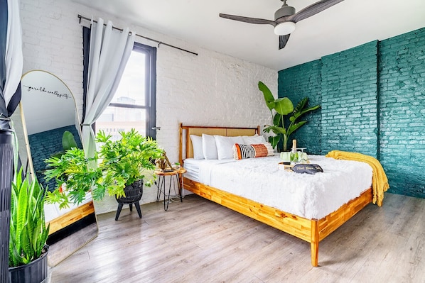 Egyptian cotton sheets, premium bedding, memory-foam beds, free minibar - Jungle House Downtown Columbus – Modern Boutique Suites (Columbus)