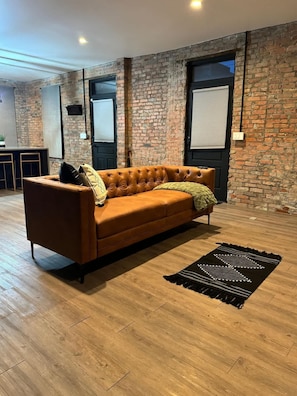 Casa Exclusive, non fumatori, animali ammessi | Area soggiorno | Smart TV 32 pollici con canali digitali, Netflix, Hulu