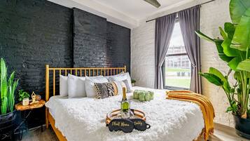 Exclusive House, Non Smoking, Pets allowed | Egyptian cotton sheets, premium bedding, memory-foam beds, free minibar