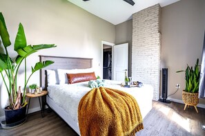 Jungle Vibe | Egyptian cotton sheets, premium bedding, memory foam beds, free minibar - Jungle House Downtown Columbus – Modern Boutique Suites (Columbus)