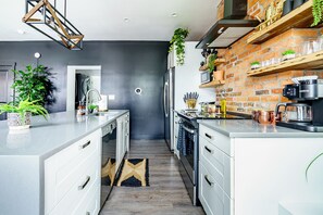 Private kitchen - Jungle House Downtown Columbus – Modern Boutique Suites (Columbus)