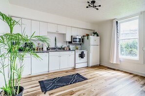 Luxury House, Non Smoking, Pets allowed | Private kitchen | Full-sized fridge, microwave, oven, dishwasher - Jungle House Downtown Columbus – Modern Boutique Suites (Columbus)