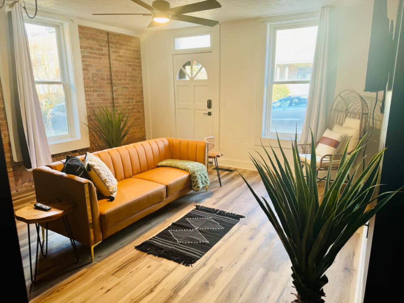 Luxury House, Non Smoking, Pets Allowed | Living area | 55-inch Smart TV with digital channels, Netflix, Hulu