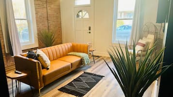 Luksushus, ikke-røyk, kjæledyr tillatt | Oppholdsområde | En 55-tommers smart-TV med digitale kanaler samt Netflix og Hulu