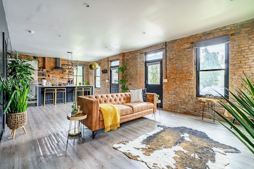 Jungle House Downtown Columbus – Modern Boutique Suites