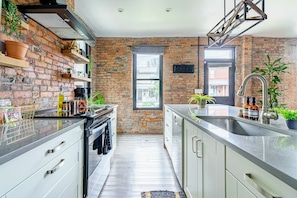 Private kitchen - Jungle House Downtown Columbus – Modern Boutique Suites (Columbus)