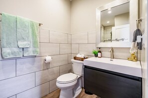 Jungle Vibe | Bathroom | Rainfall showerhead, eco-friendly toiletries, hair dryer, towels - Jungle House Downtown Columbus – Modern Boutique Suites (Columbus)