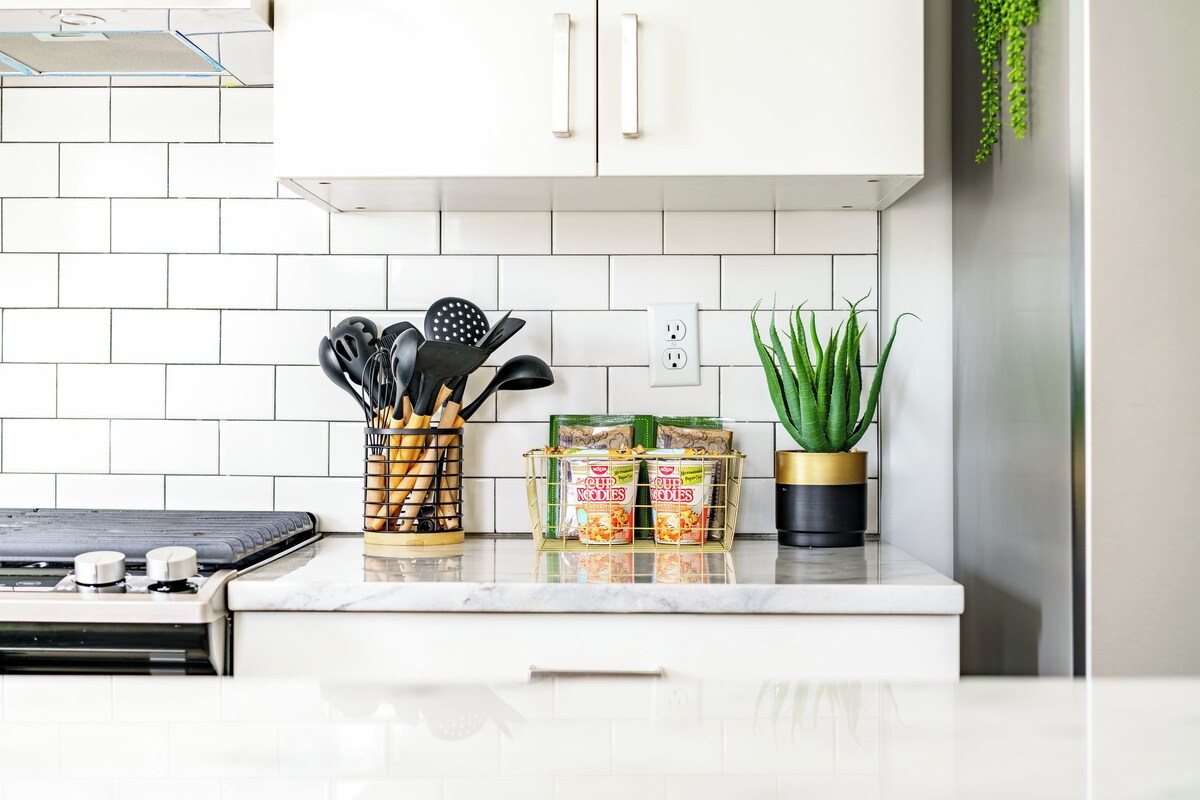 Cozy Cabana | Private kitchen | Espresso maker, coffee/tea maker, full-size fridge, microwave
