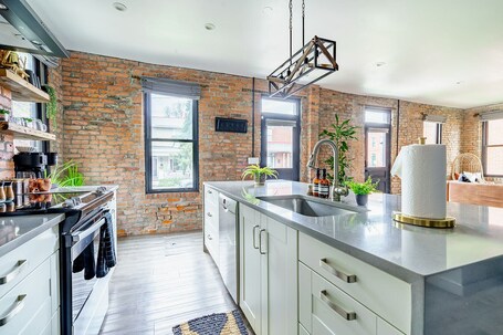 Jungle Jive | Private kitchen | Full-size fridge, microwave, oven, dishwasher