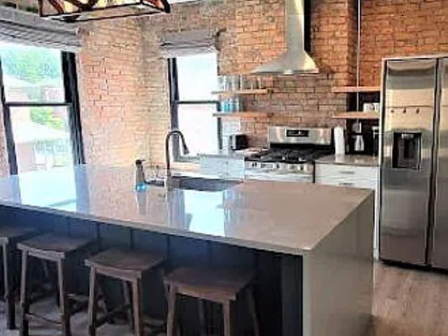 Geladeira grande, micro-ondas, fogão, lava-louças