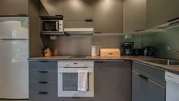 KĂŒhlschrank, Mikrowelle, Ofen, Herdplatte