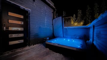 Indoor spa tub