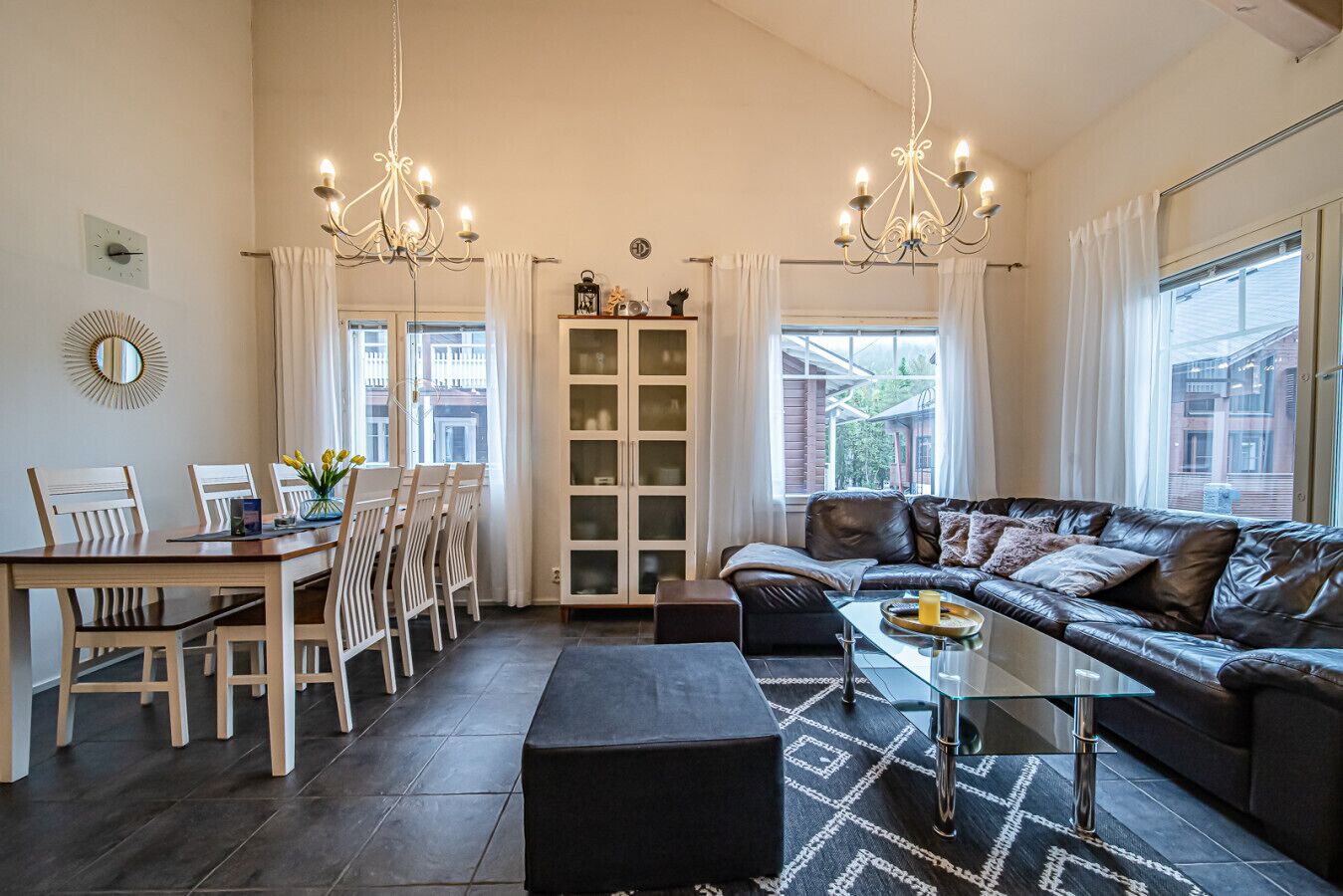 Televisión y chimenea 