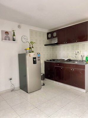 Geladeira, cooktop, cafeteira/chaleira