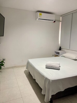 1 chambre, bureau, fer et planche à repasser, accès au Wi-Fi (inclus)
