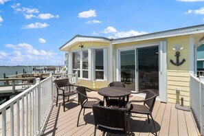 Outdoor dining - Waterfront Stunning 2 bed 2 bath riverfront beach home on Nettles Island (Jensen Beach)