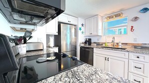 Refrigerador, microondas, horno y parrilla de estufa 