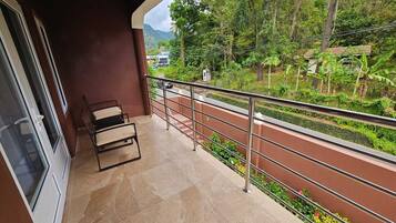 Habitación doble, 2 habitaciones, habitaciones conectadas, vista al jardín | Terraza o patio