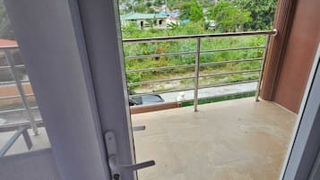 Phòng đôi, 2 phòng ngủ, phòng thông nhau, quang cảnh núi | Màn/rèm cản sáng, phòng cách âm, bàn ủi/dụng cụ ủi quần áo