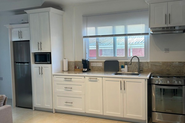 Apartamento, 2 quartos, vista para o jardim | Cozinha privada | Geladeira, micro-ondas, fogão, cooktop