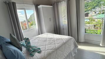 Apartemen, pemandangan gunung | Tirai kedap cahaya, kedap suara, setrika/meja setrika, dan Wi-Fi gratis