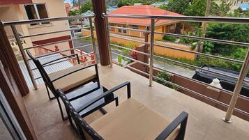 Dubbelrum - 2 sovrum - anslutande rum - utsikt mot bergen | MörklÀggningsgardiner, ljudisolering och strykjÀrn/strykbrÀda