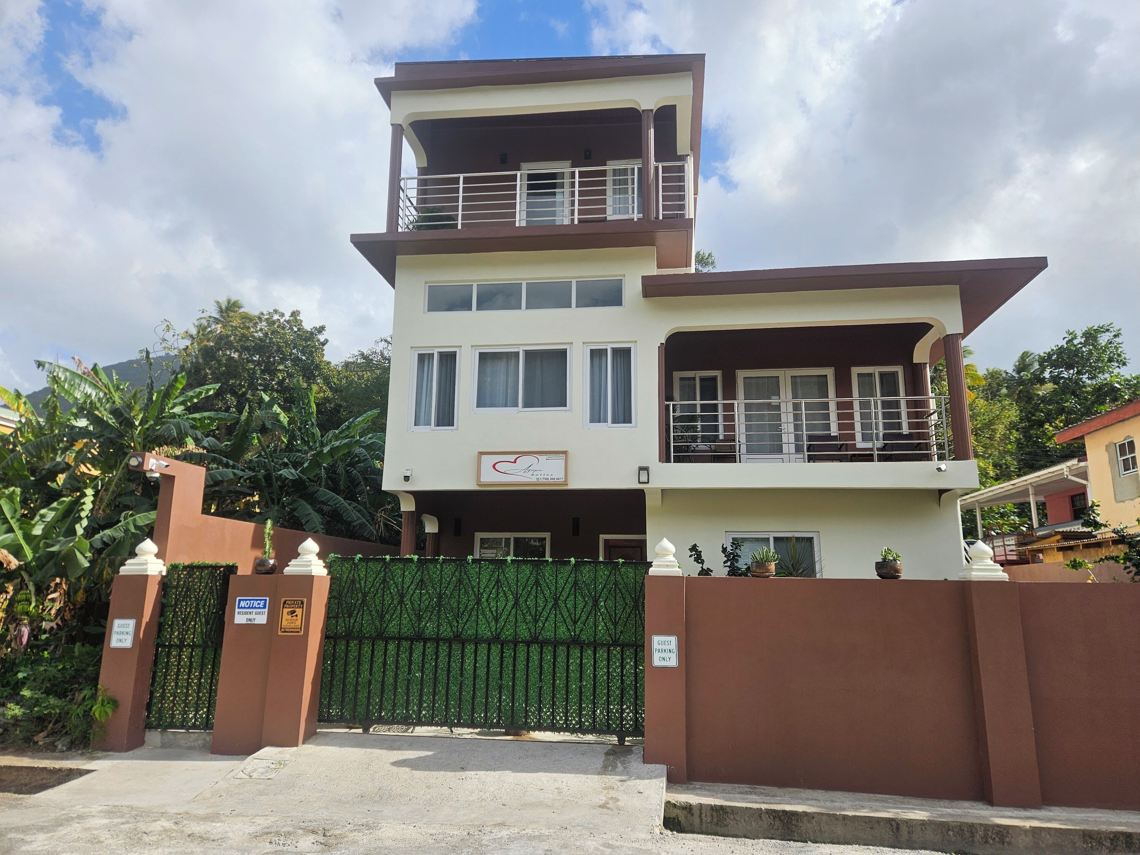 Vista frontal de la propiedad