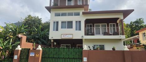 Vista frontal de la propiedad