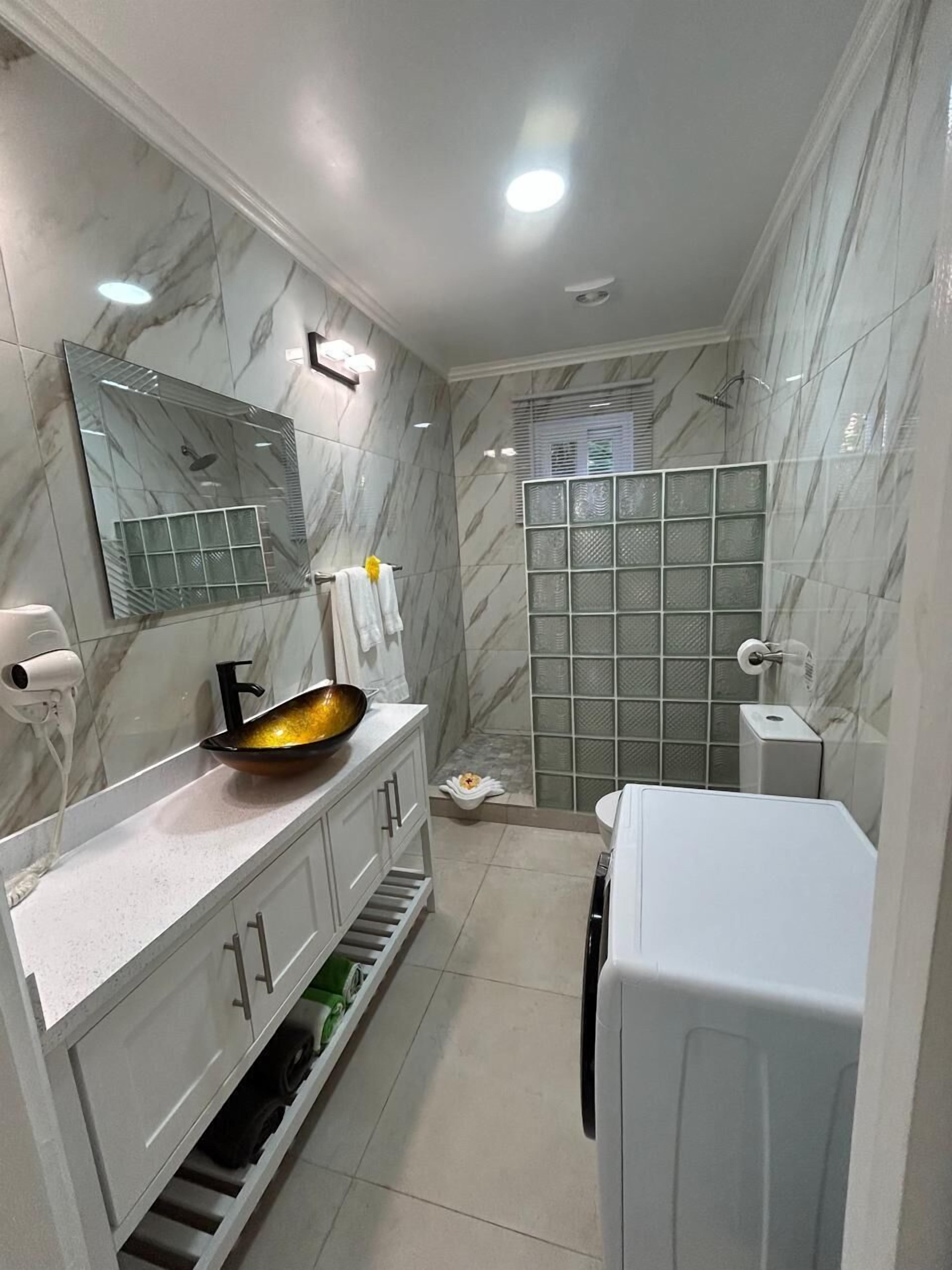 Apartamento, vistas a la montaña, planta baja | Baño | Ducha, artículos de higiene personal gratuitos y secador de pelo