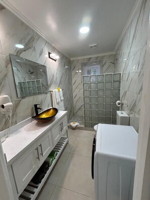 Departamento, vista a la montaña, planta baja | Baño | Regadera, amenidades de baño gratuitas, secadora de cabello, toallas 