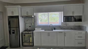 Appartamento, vista montagna, al piano terra | Cucina privata | Frigorifero, microonde, forno, piano cottura