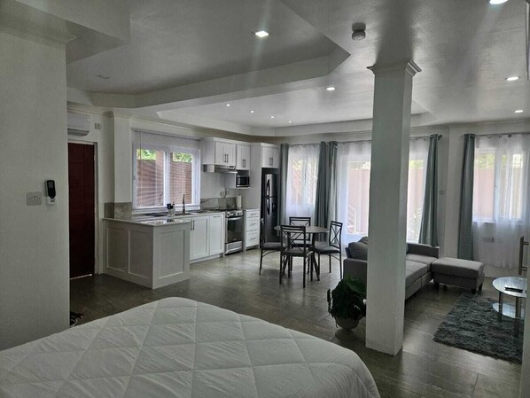 Rideaux occultants, chambres insonorisées, fer et planche à repasser