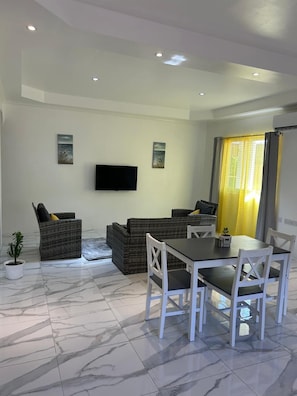 Apartment, Mountain View, Ground Floor | In-room dining