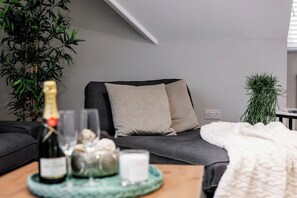 Interior - SOBO Loft – Top Floor Southbourne 2-Bed Near Beach (Southbourne)