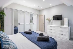 2 bedrooms, iron/ironing board, travel cot, WiFi - SOBO Loft – Top Floor Southbourne 2-Bed Near Beach (Southbourne)