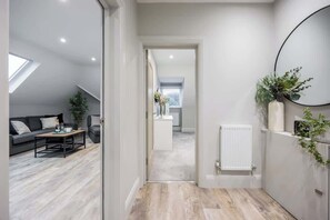 Interior - SOBO Loft – Top Floor Southbourne 2-Bed Near Beach (Southbourne)
