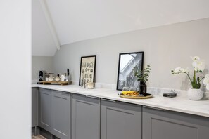 Dining - SOBO Loft – Sleek Southbourne 2-Bed Near to Beach (Southbourne)