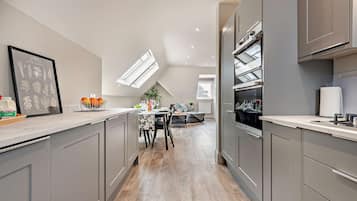 ثلاجة، ميكروويف، فرن، موقد طهي مسطح