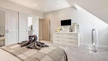 2 عدّة غرف نوم ومكواة/لوح كي وسرير سفر وواي فاي