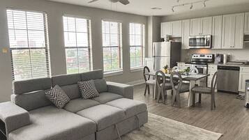 Een televisie en een open haard