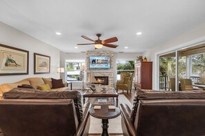 Smart TV, fireplace