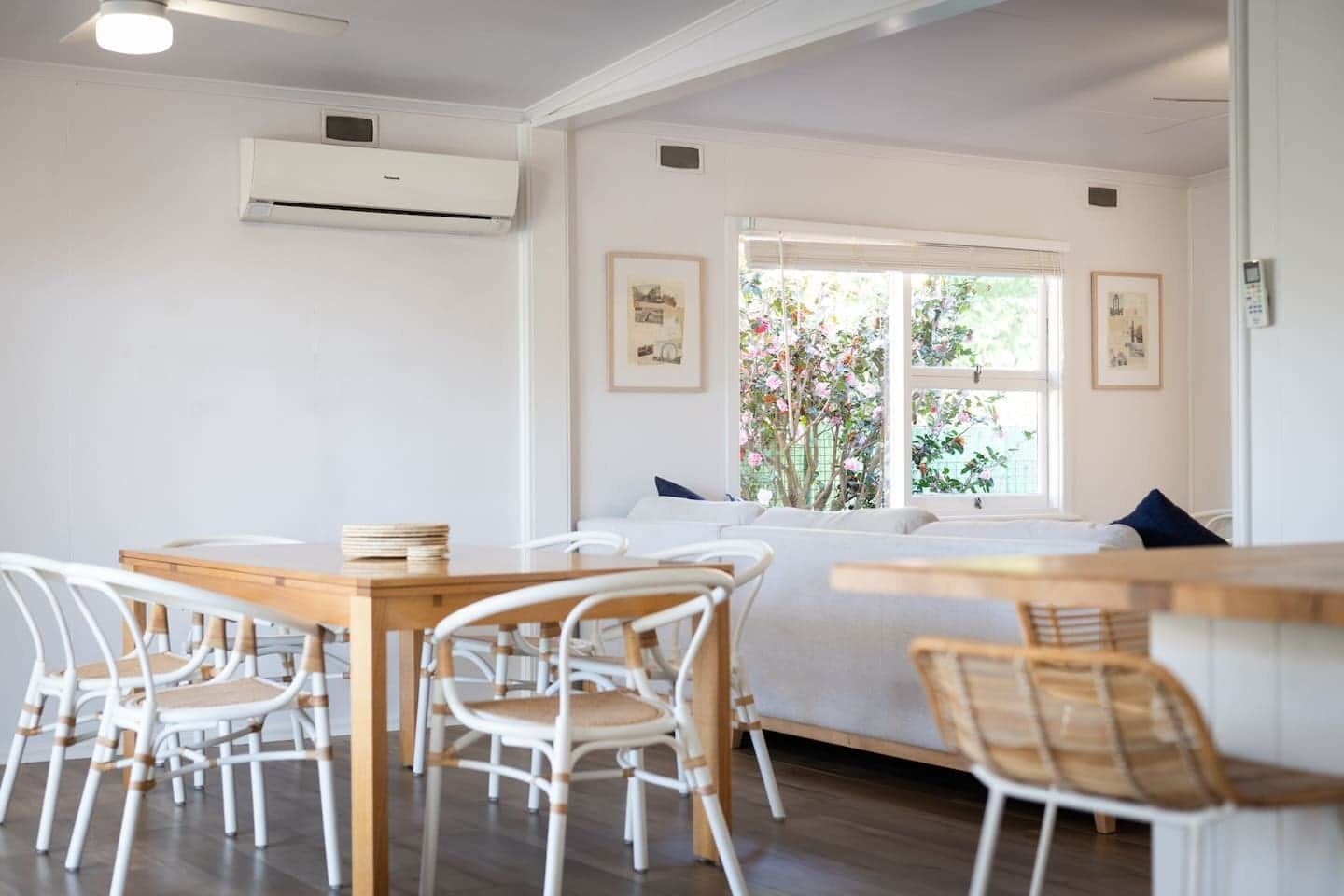 Una habitación con cama, una mesa de comedor y sillas. Hay una ventana con vistas a zonas verdes.