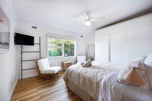 5 bedrooms, iron/ironing board, WiFi, bed sheets