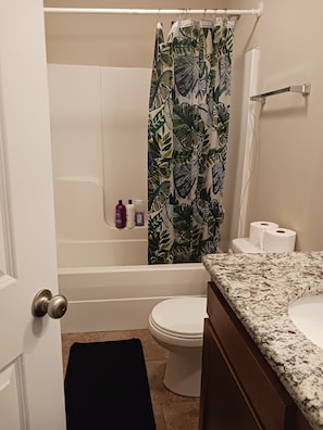 Hair dryer, towels, soap, toilet paper - Sweet Home 8
Townhouse (Bowling Green)
