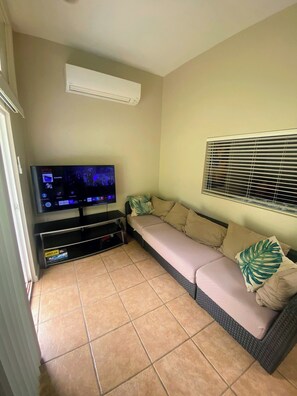 TV - Kaneohe Bay views with AC in Kahaluu (Kahaluu)