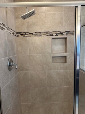Secadora de cabello, toallas, jabón, papel de baño 