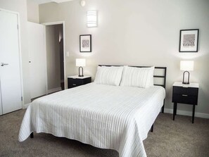 2 habitaciones, tabla de planchar con plancha, wifi y ropa de cama 