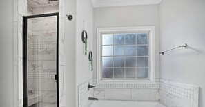 Shower, hair dryer, shampoo - Lux Entertainment Home-The ΩMEGA (Clarksville)